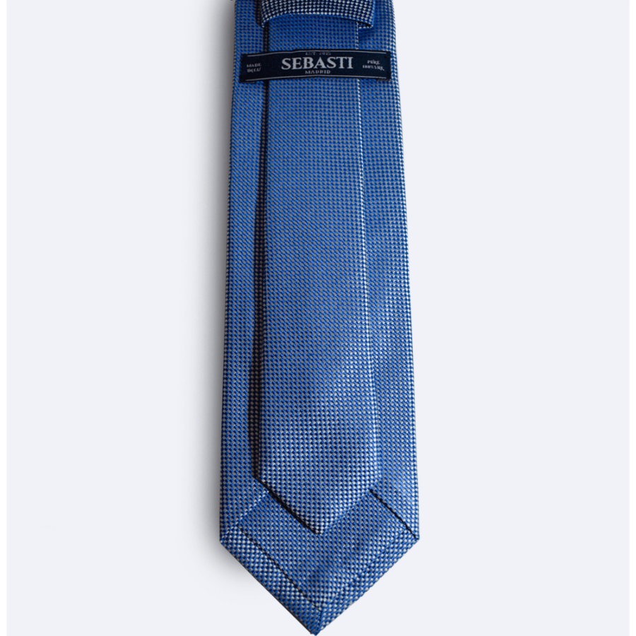Corbata azul brillante a rombos, vista enrollada