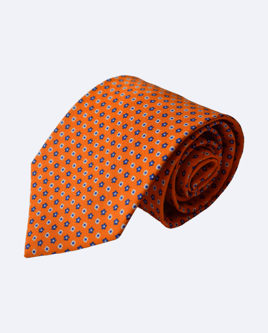 Corbata de seda naranja con flores azules y blancas