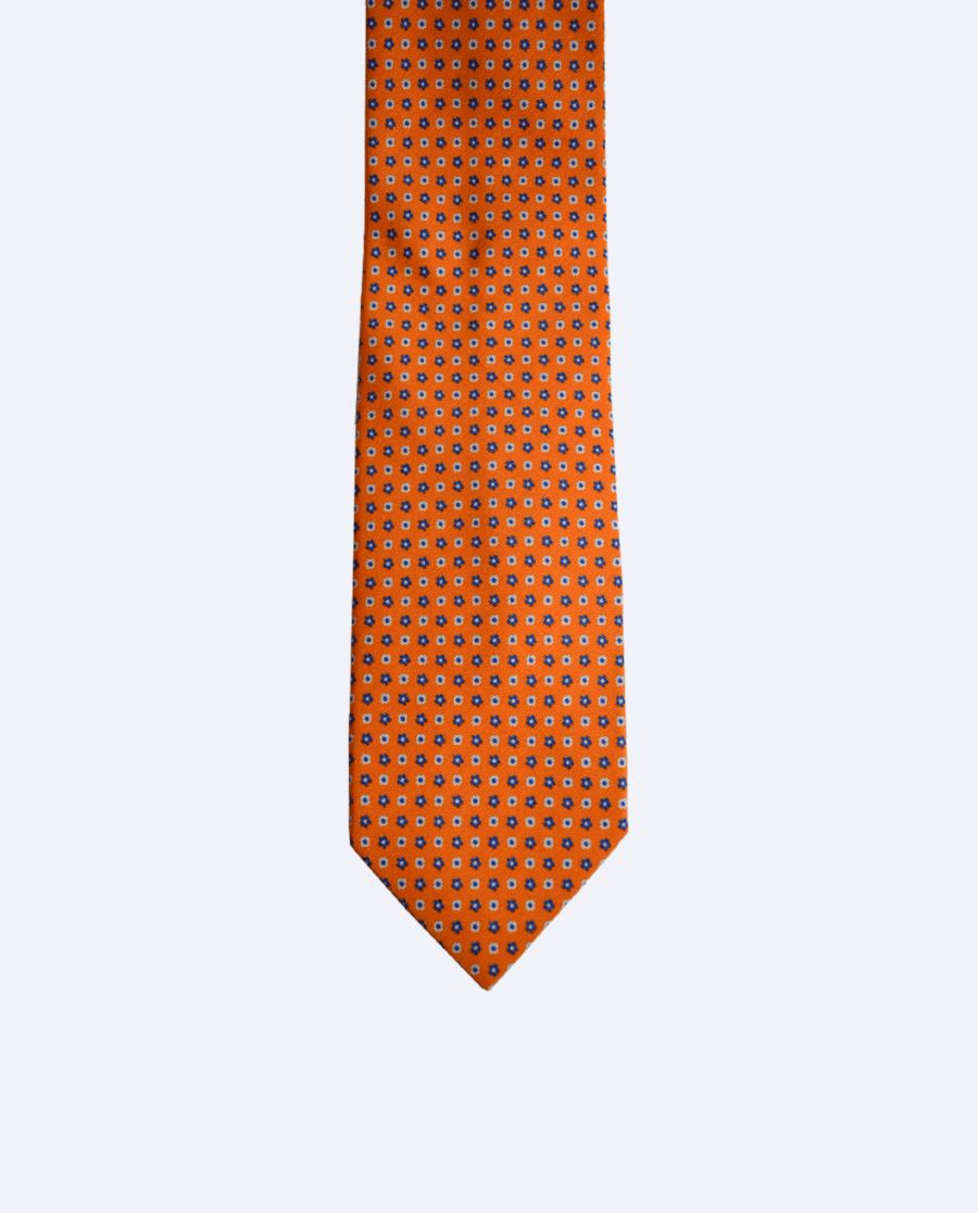 Corbata de seda naranja con flores azules y blancas