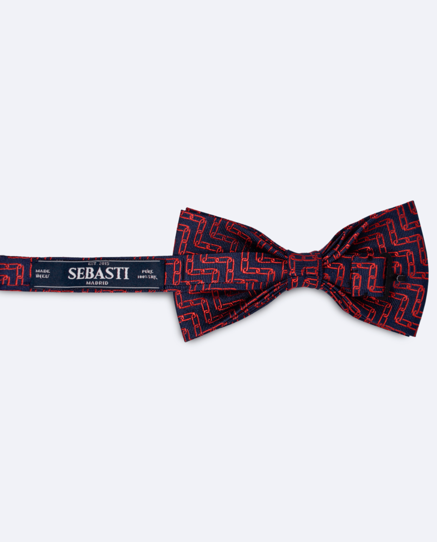 Vista trasera de la pajarita azul marino y rojo diseño con geométrico de clips en seda, con cinta ajustable y marca Sebasti en la etiqueta