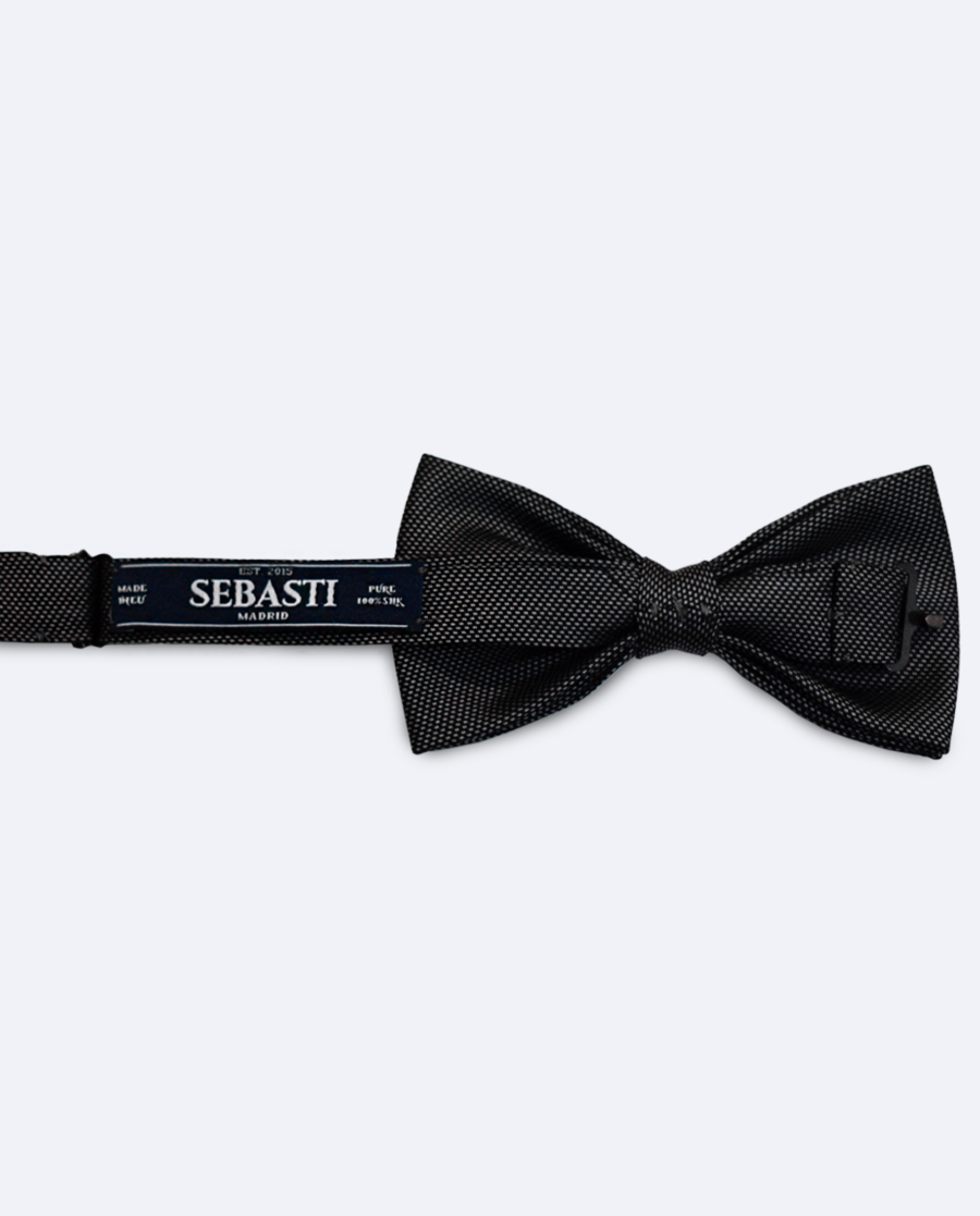 Vista trasera de la pajarita negra y plateada de seda jacquard exclusivo, con cinta ajustable y marca Sebasti en la etiqueta