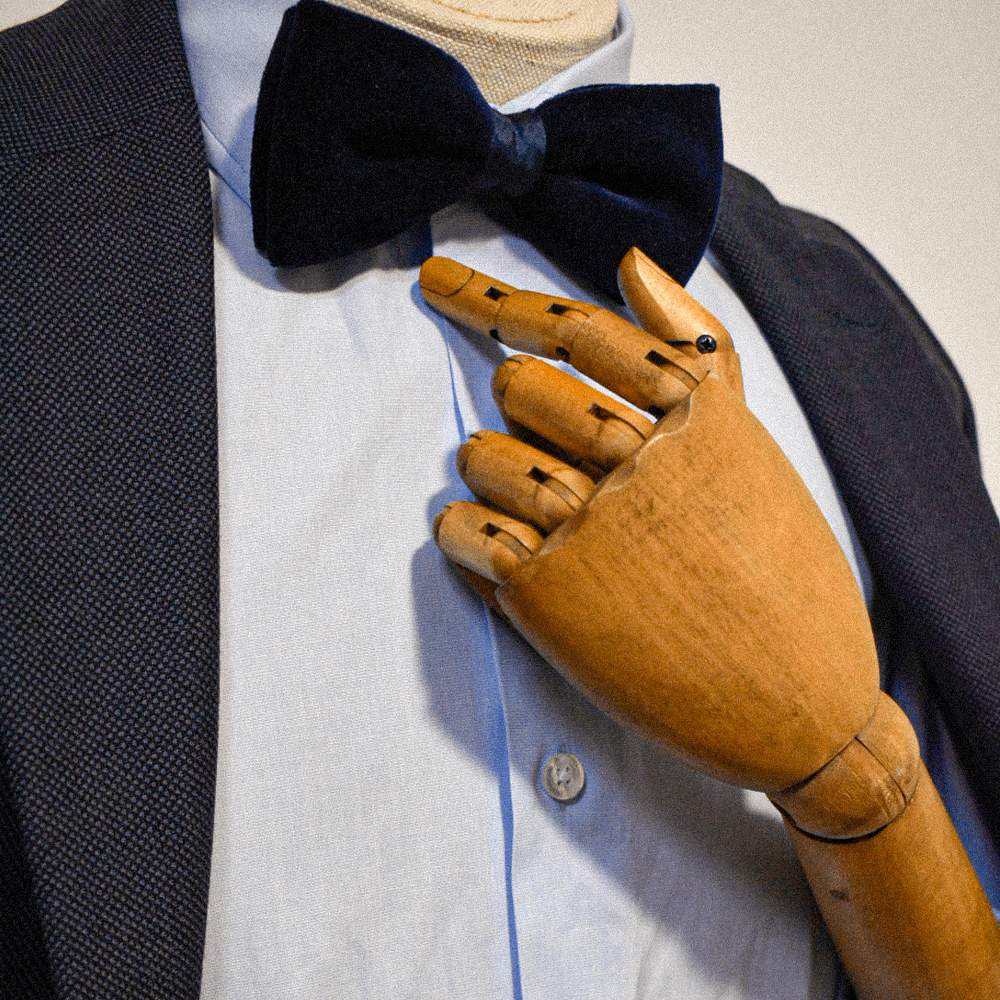 Pajarita de Sebasti sobre maniquí, con pose pícara