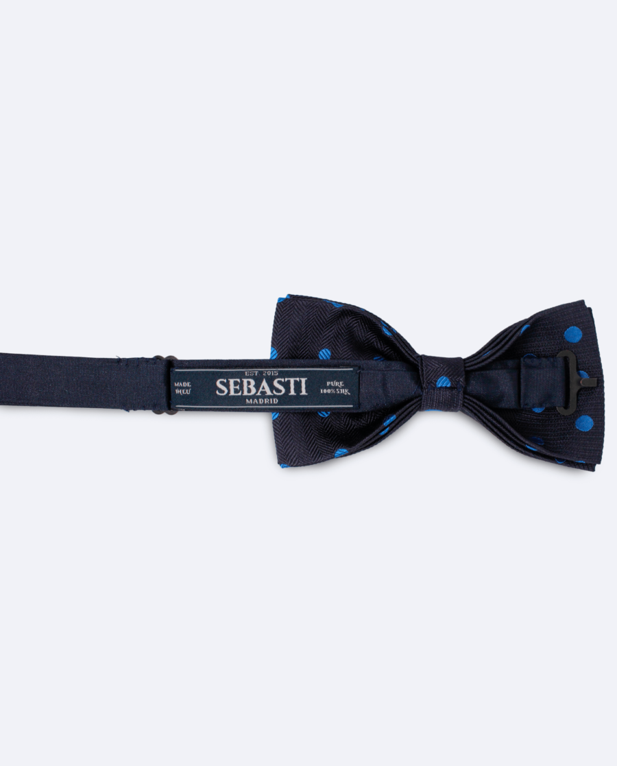 Vista trasera de la pajarita de seda exclusiva en azul marino, con cinta ajustable y marca Sebasti en la etiqueta