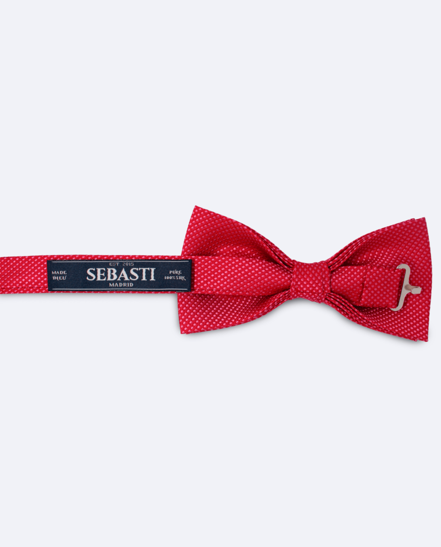 Vista trasera de la pajarita de seda fucsia con diseño de rombos rosas, con cinta ajustable y marca Sebasti en la etiqueta