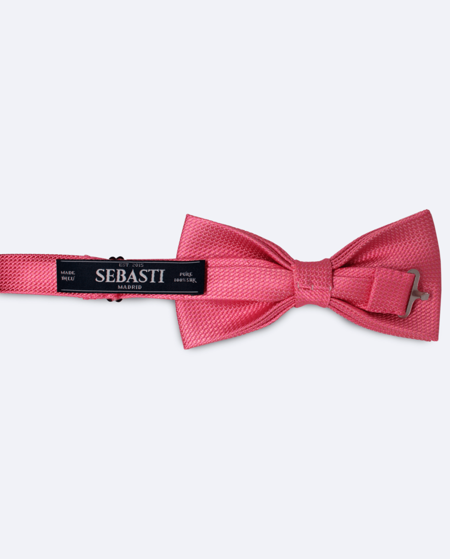 Vista trasera de la pajarita de seda jacquard rosa, con cinta ajustable y marca Sebasti en la etiqueta