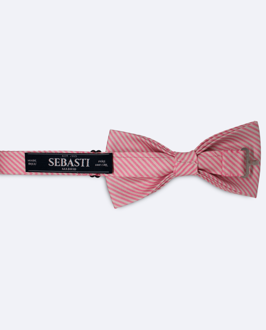 Vista trasera de la pajarita de seda rosa con rayas blancas, con cinta ajustable y marca Sebasti en la etiqueta