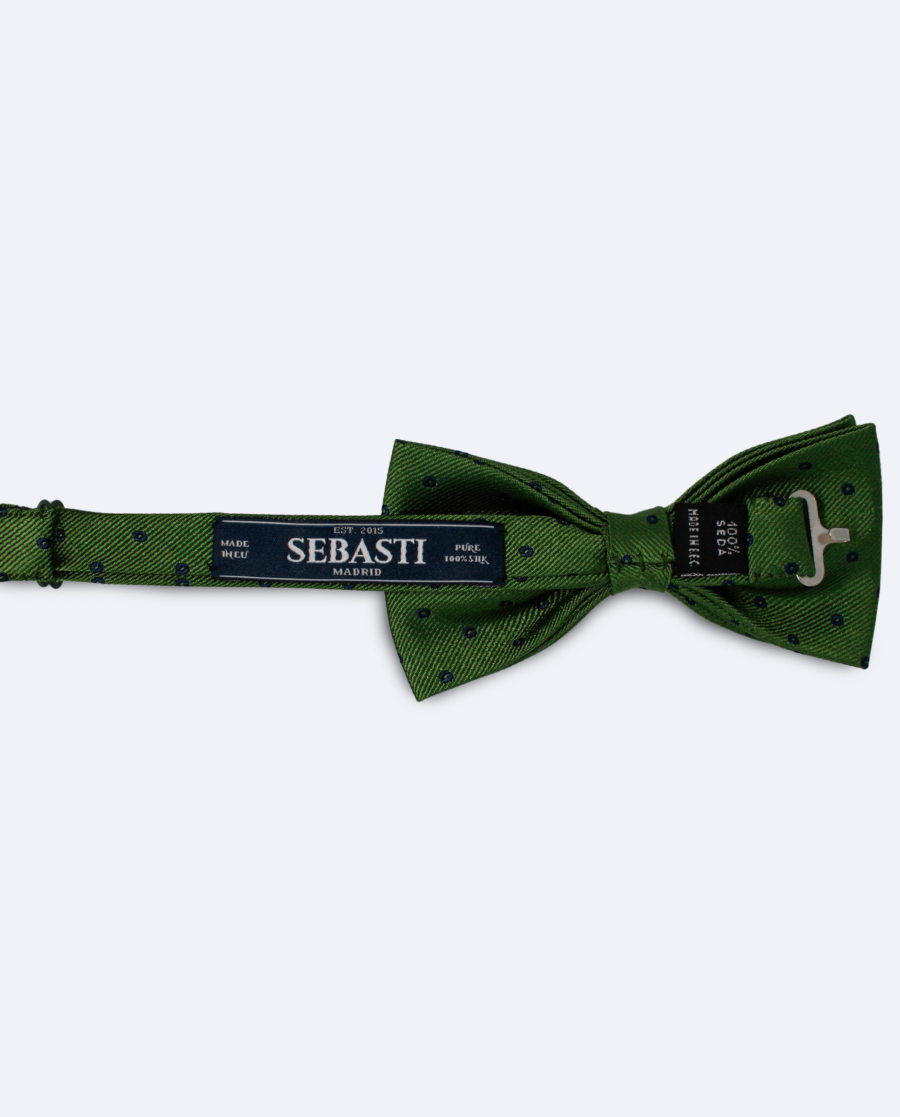 Vista trasera de la pajarita de seda verde oliva con lunares azul marino, con cinta ajustable y marca Sebasti en la etiqueta
