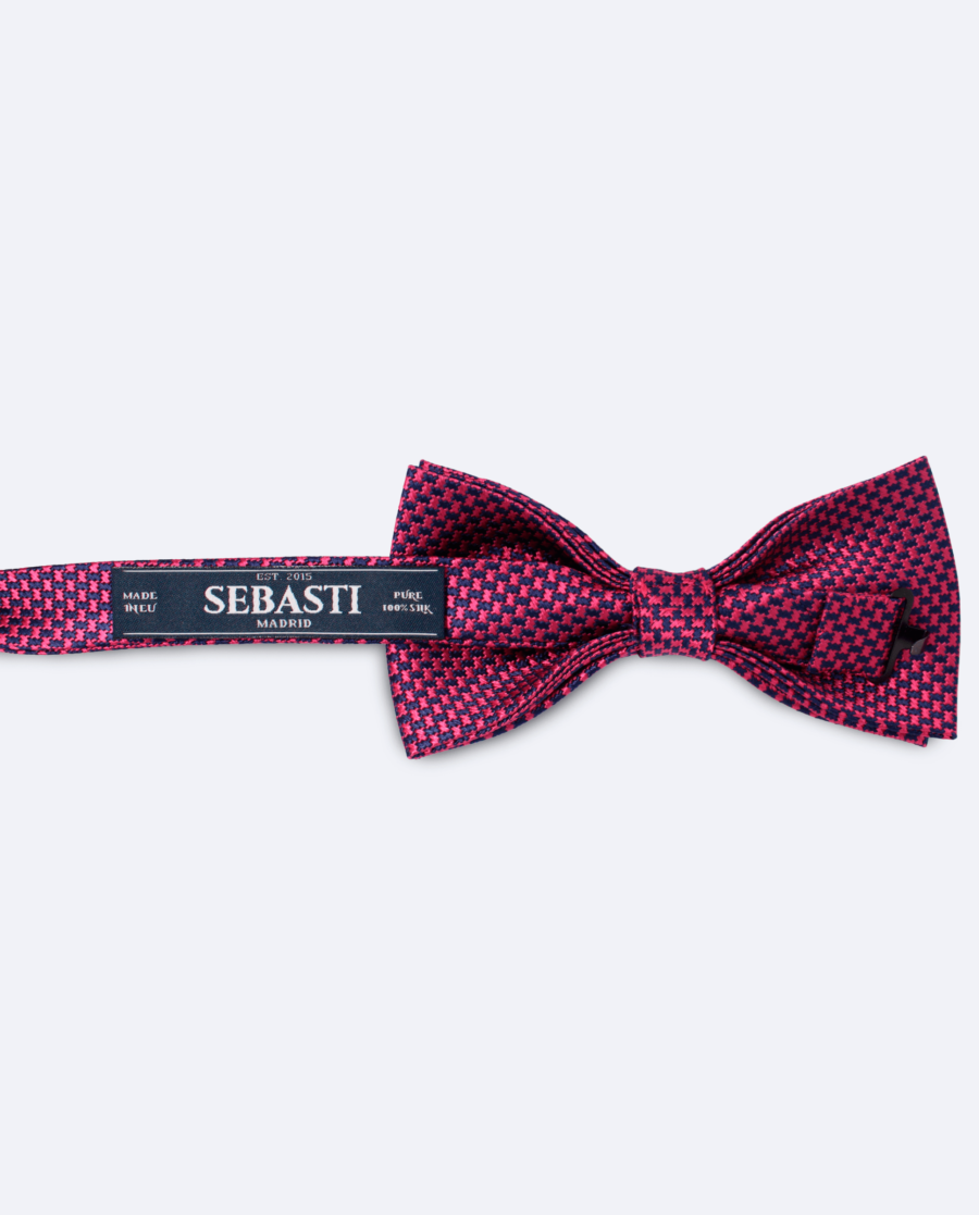 Vista trasera de la pajarita en seda rosa fucsia y azul marino con pata de gallo, con cinta ajustable y marca Sebasti en la etiqueta