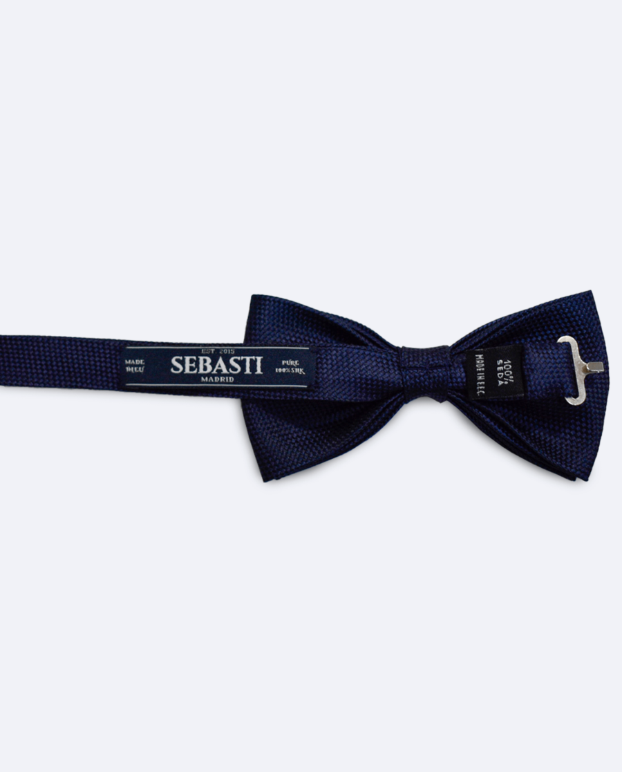 Vista trasera de la pajarita azul marino y negro de seda jacquard exclusivo tinto in filo, con cinta ajustable y marca Sebasti en la etiqueta