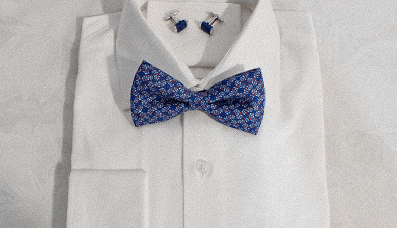 Pajarita para boda azul estampada de flores, junto a camisa y gemelos