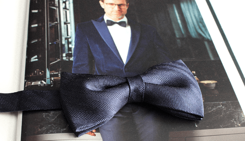 Pajarita elegante sobre revista con modelo y pajarita