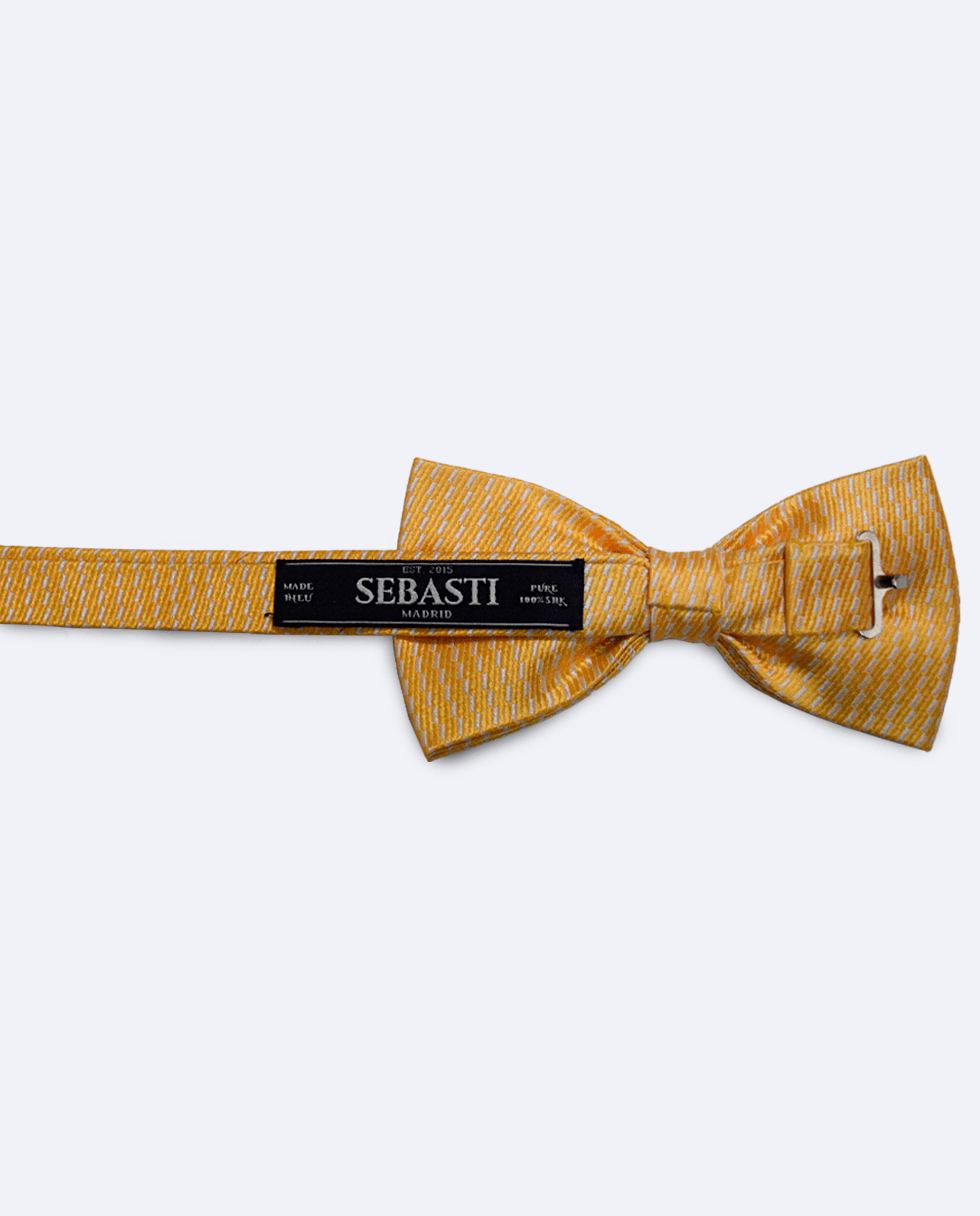 Vista trasera de la pajarita amarilla a rayas blancas de seda, con cinta ajustable y marca Sebasti en la etiqueta