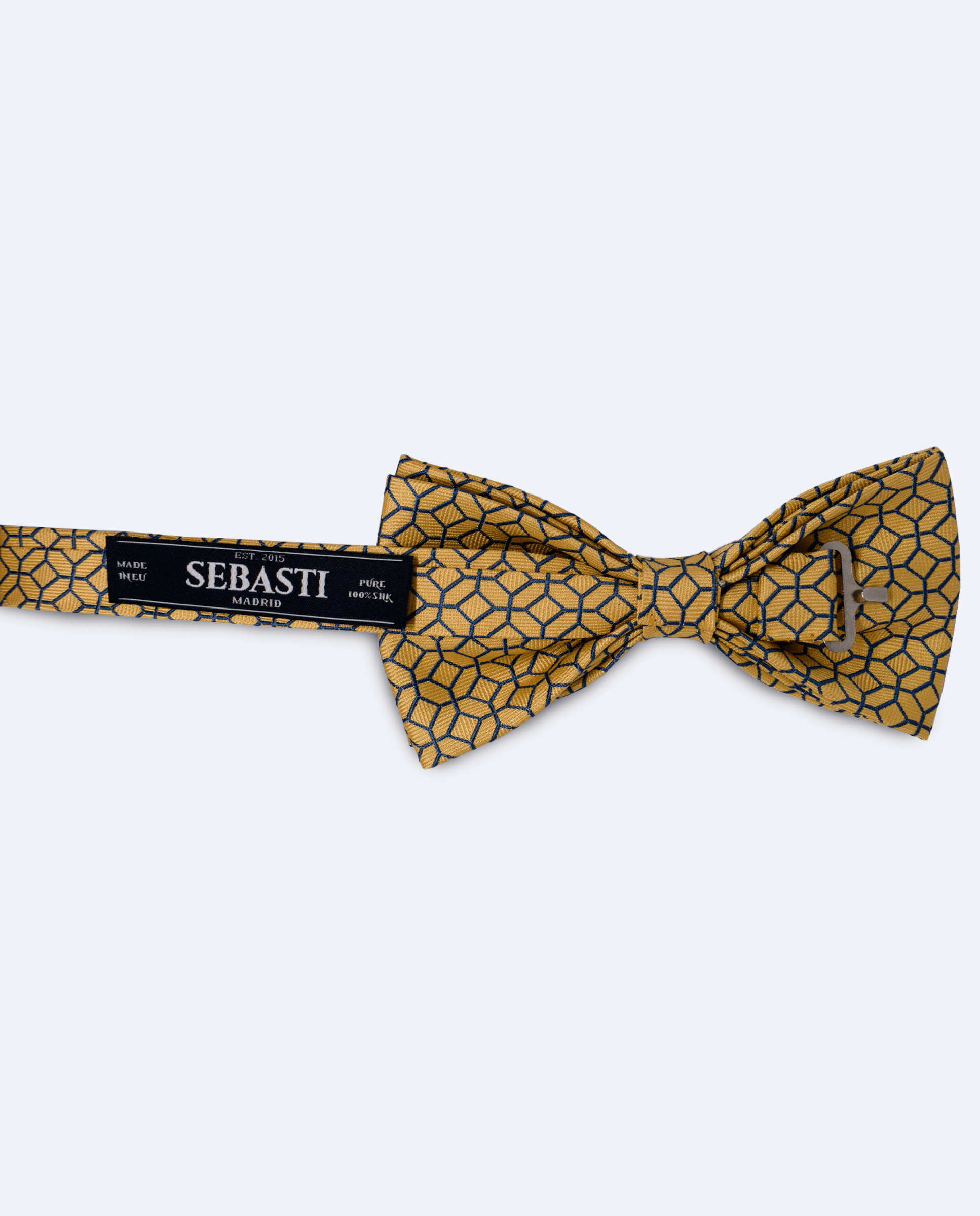 Vista trasera de la pajarita amarilla y azul geométrica de seda jacquard, con cinta ajustable y marca Sebasti en la etiqueta