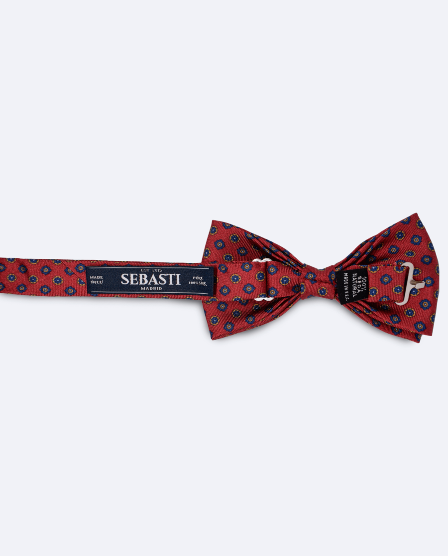Vista trasera de la pajarita coral de seda con estampado de flores, con cinta ajustable y marca Sebasti en la etiqueta