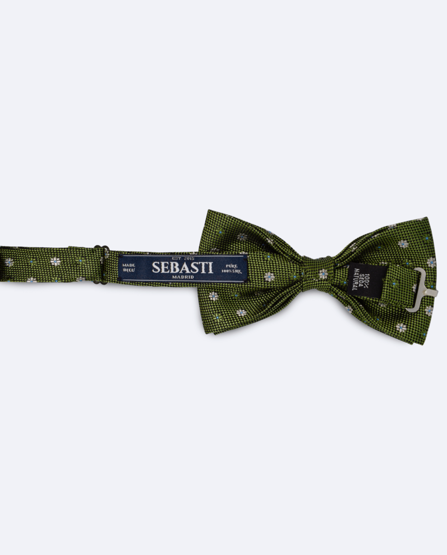 Vista trasera de la pajarita verde oliva con estampado de flores, con cinta ajustable y marca Sebasti en la etiqueta