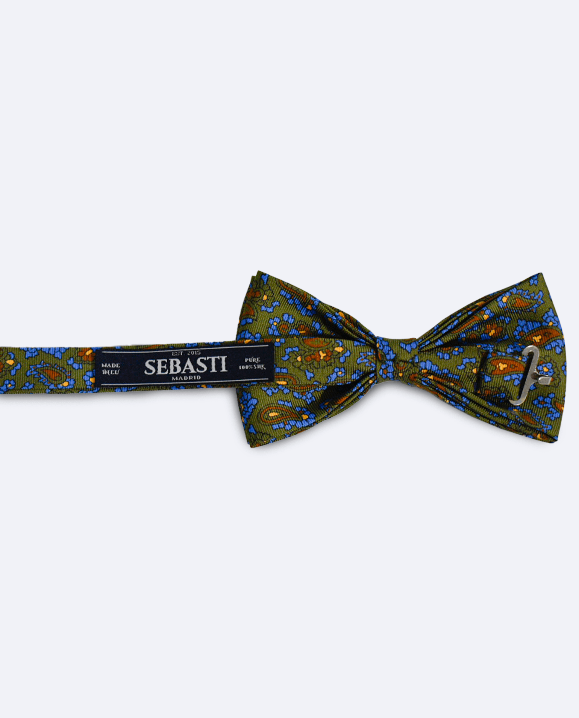 Vista trasera de la pajarita verde oliva paisley azul de seda, con cinta ajustable y marca Sebasti en la etiqueta