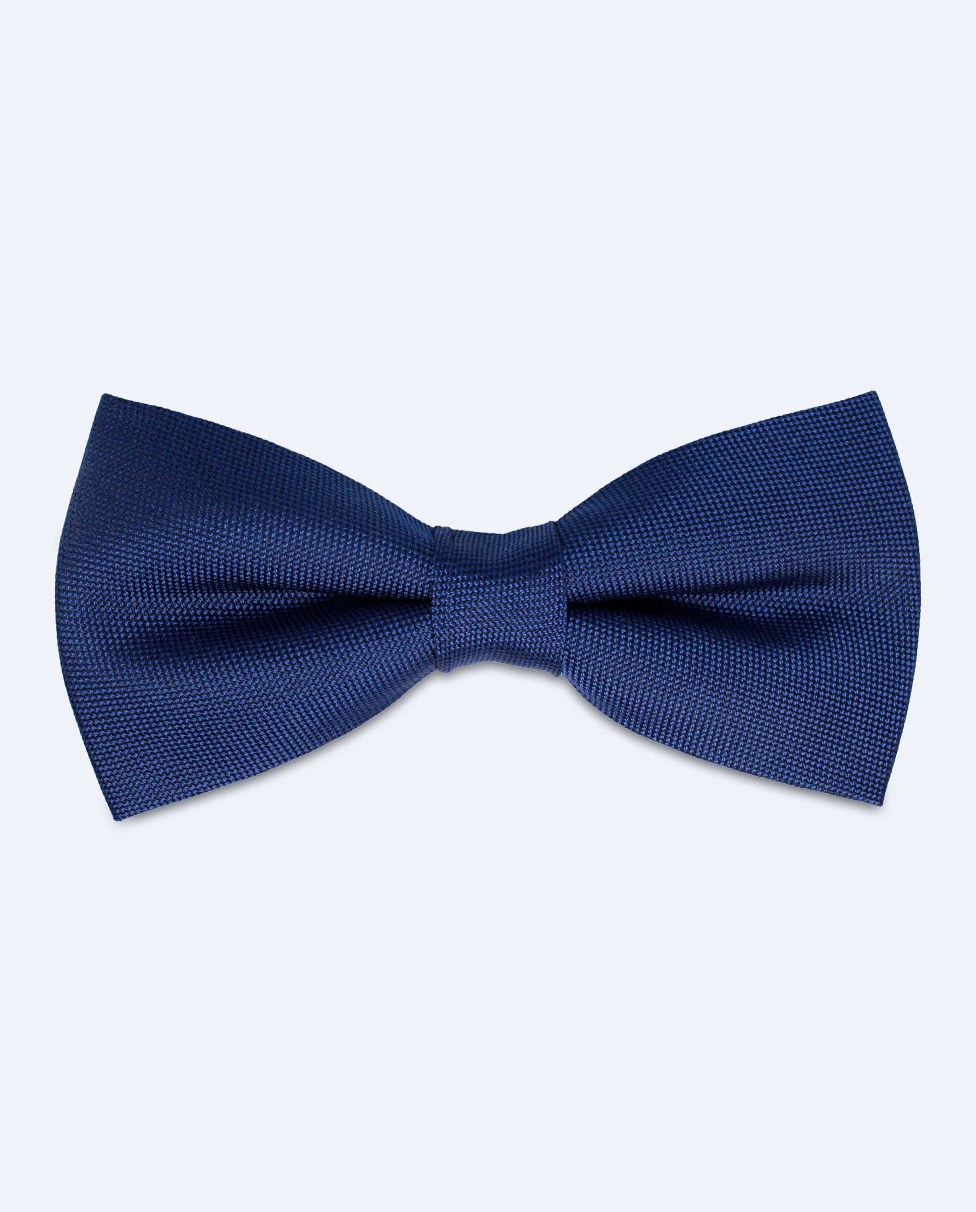 Pajarita azul marino, hecha a mano en 100% seda jacquard italiana con diseño de pequeños micro lunares, vista frontal