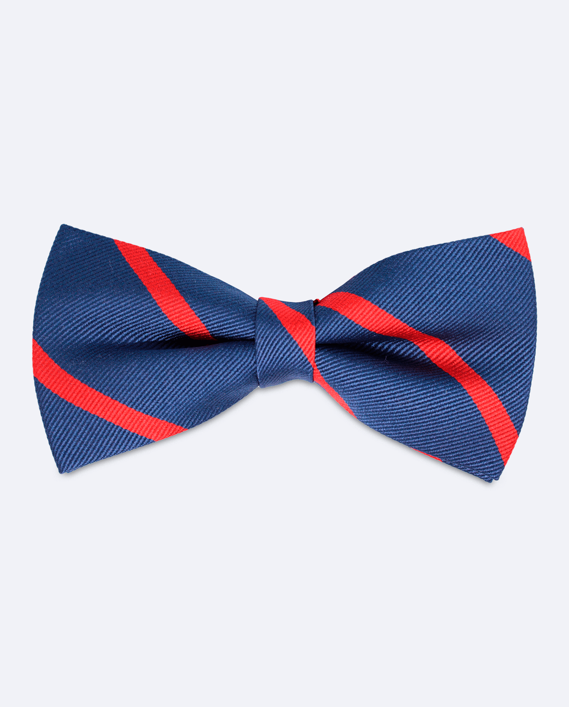 Pajarita azul marino, hecha a mano en 100% seda italiana, con diseño de rayas rojas, vista frontal