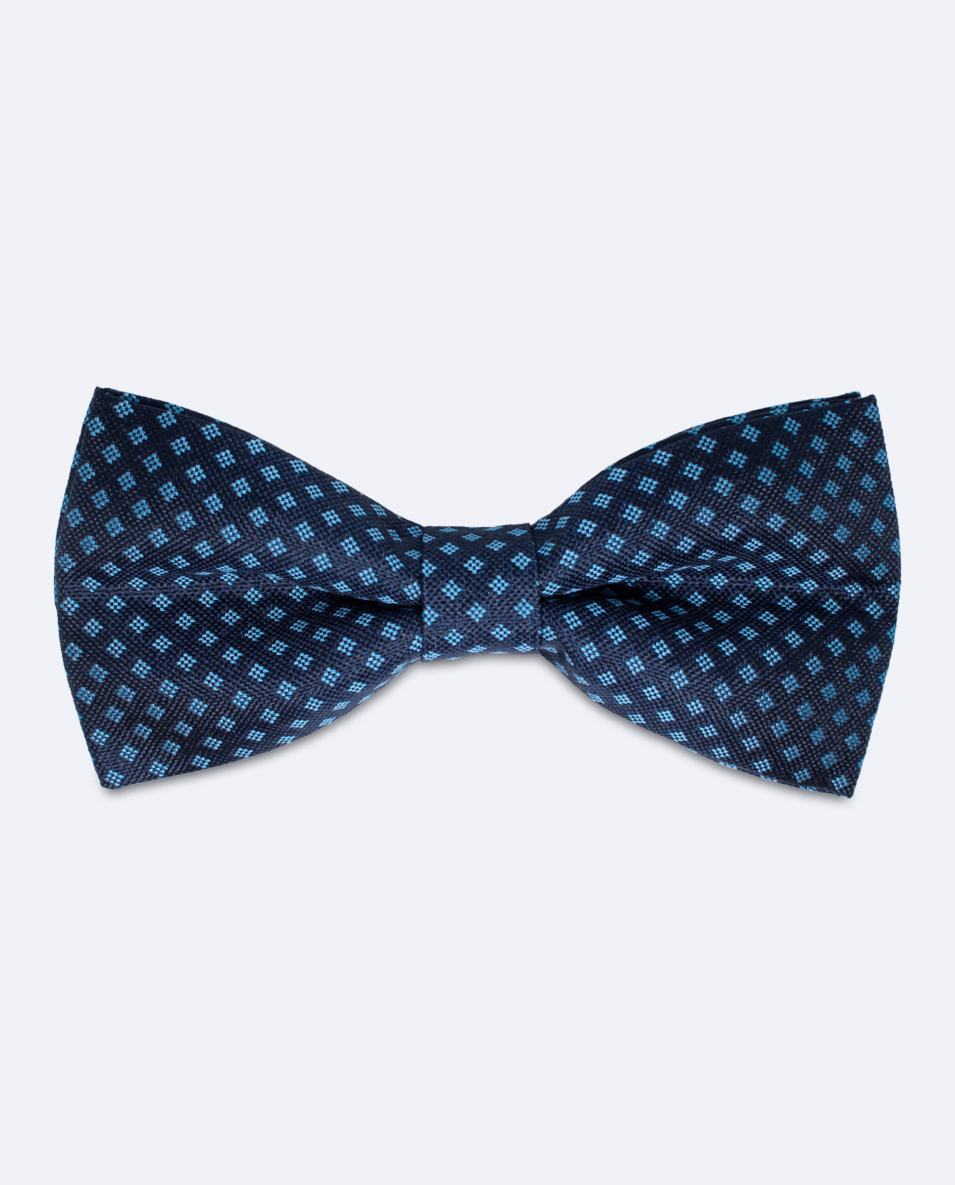 Pajarita azul marino, hecha a mano en 100% seda italiana con diseño de pequeños cuadrados de color azul claro formando rombos, vista frontal