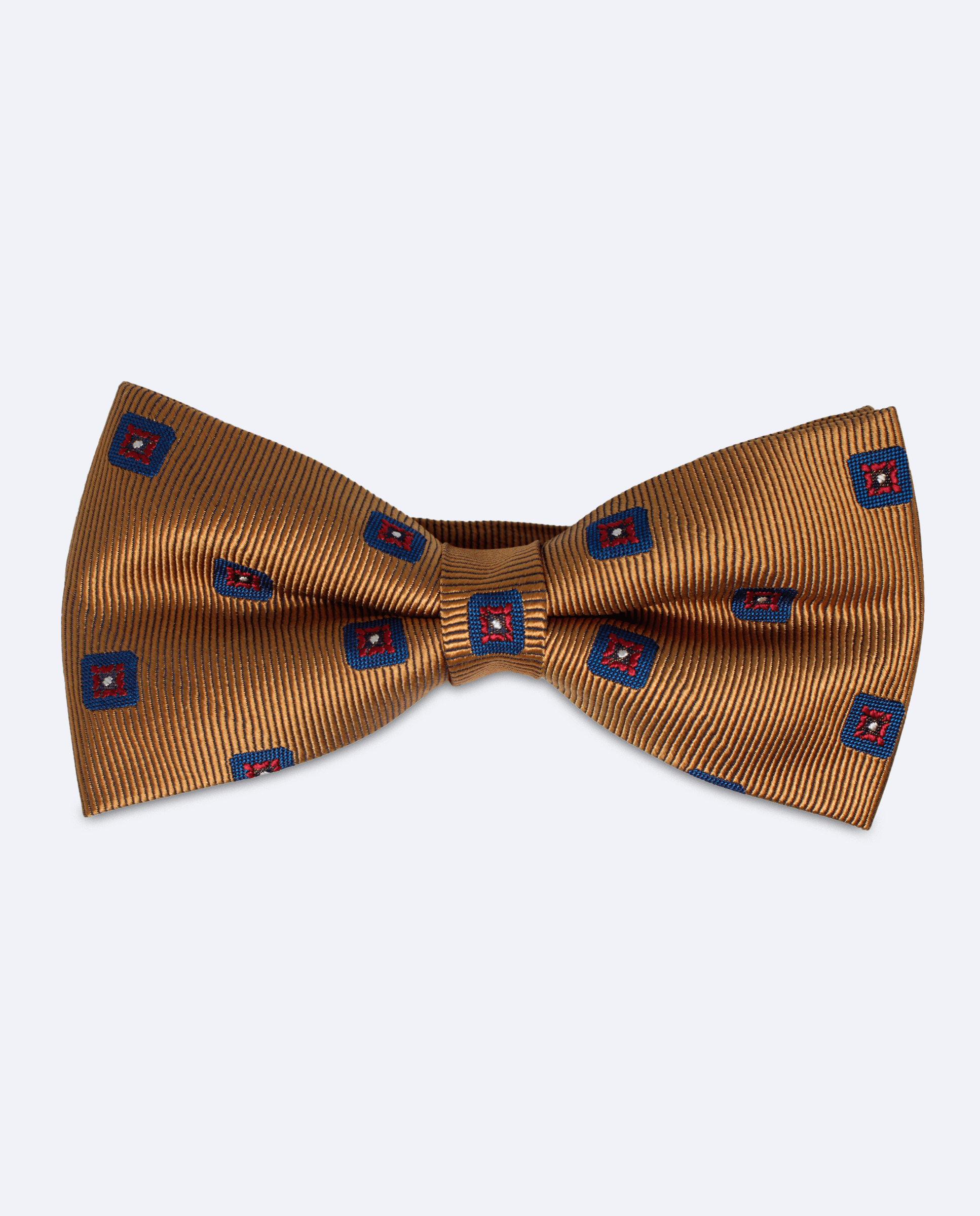 Pajarita marrón claro, hecha a mano en 100% seda satén, con diseño de flores rojas dentro de cuadrados azules, vista frontal