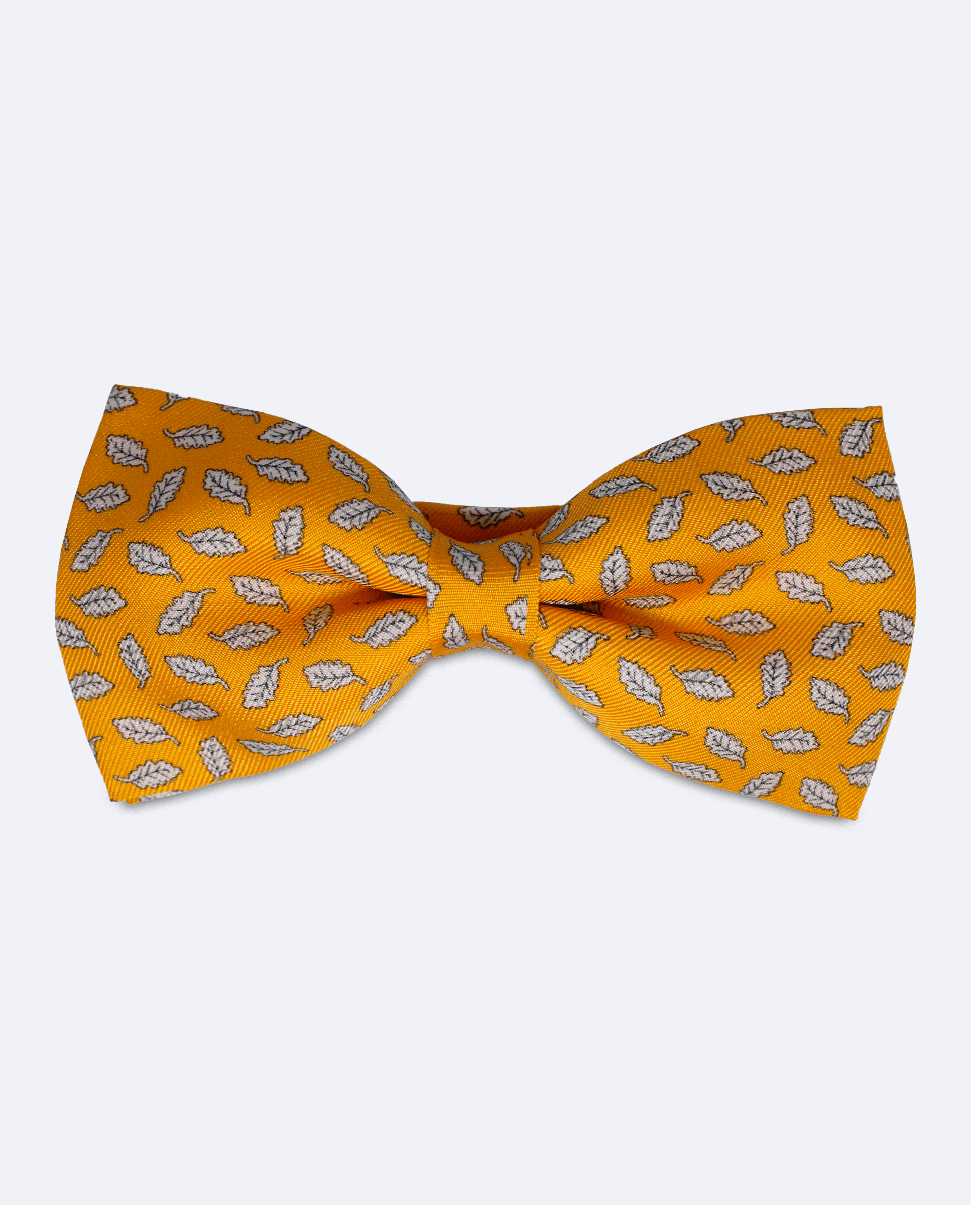 Pajarita mostaza, hecha a mano en 100% seda italiana, con diseño de hojas blancas, vista frontal