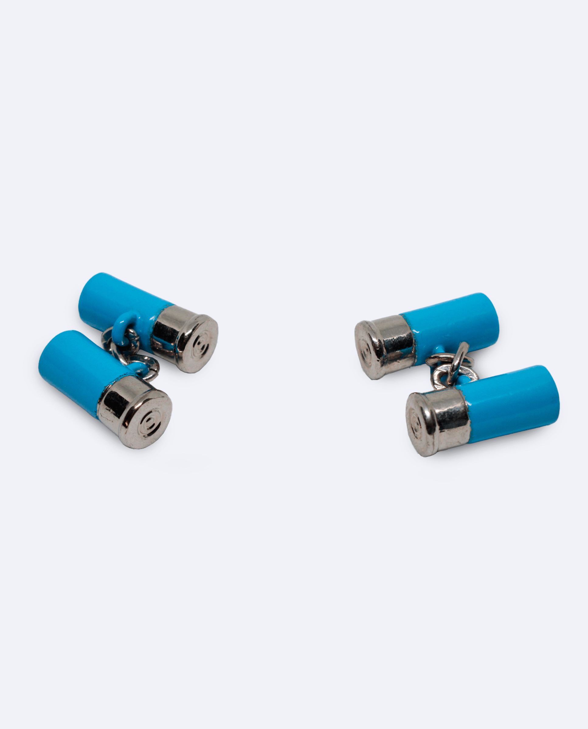 Gemelos de metal esmaltado. Diseño de cartucho azul claro entre cadenas, vista general