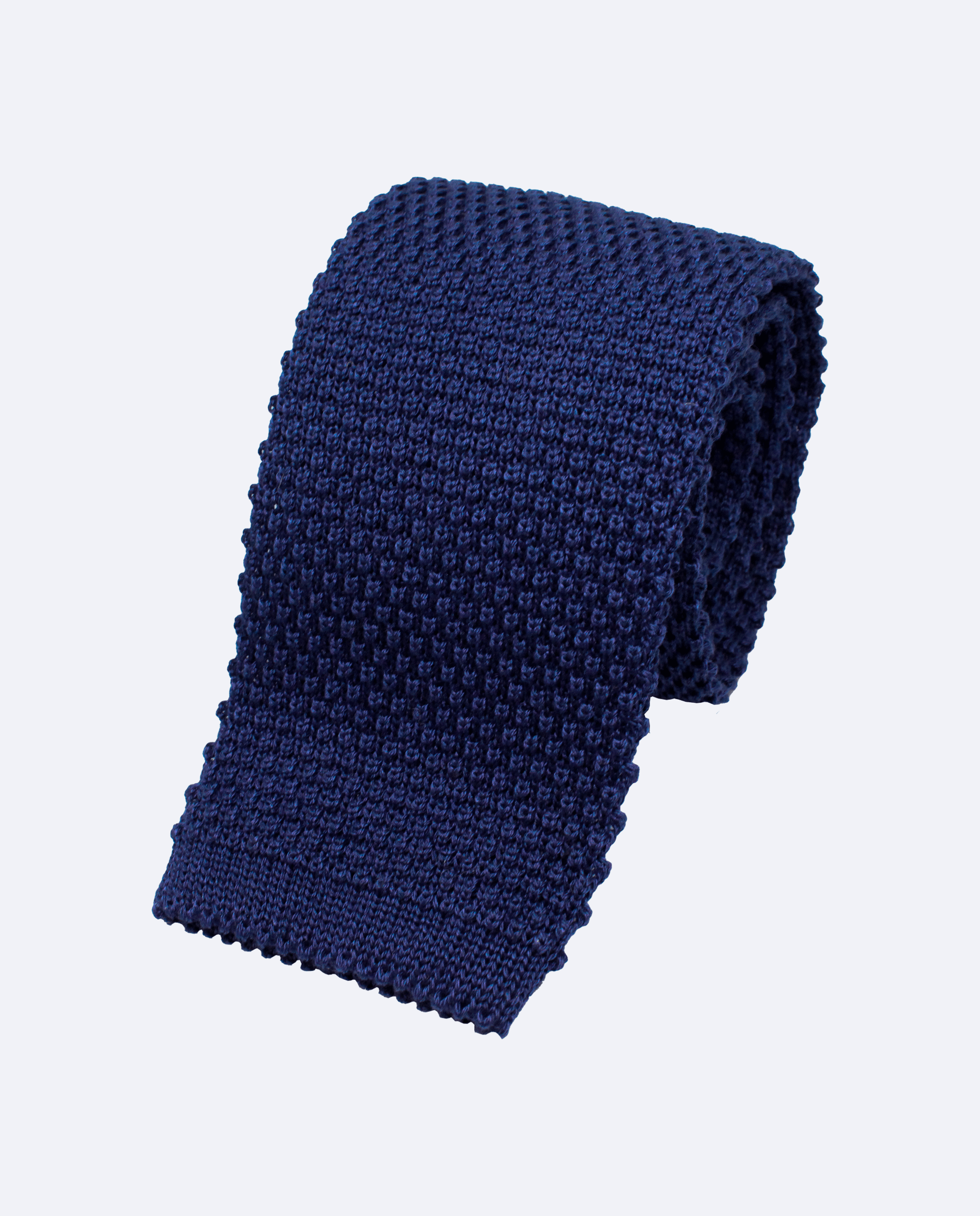 Corbata de punto fino azul marino, confeccionada en 100% algodón italiano, vista enroscada
