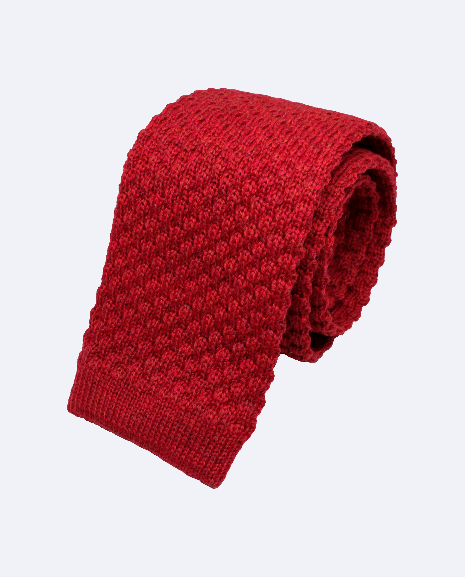 Corbata de punto roja, confeccionada en 100% lana italiana, vista enroscada