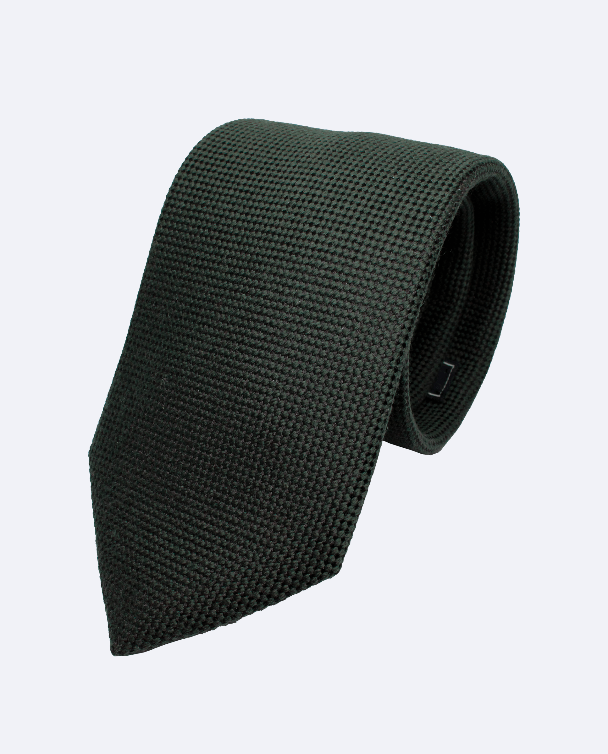 Corbata verde oscuro con tejido granulado de tonos verde oscuro. Confeccionada en 100% lana italiana, vista enroscada