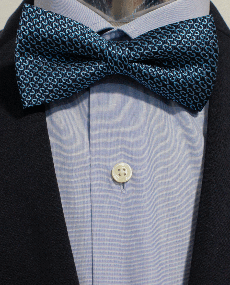 Pajarita azul marino con eslabones azul claro