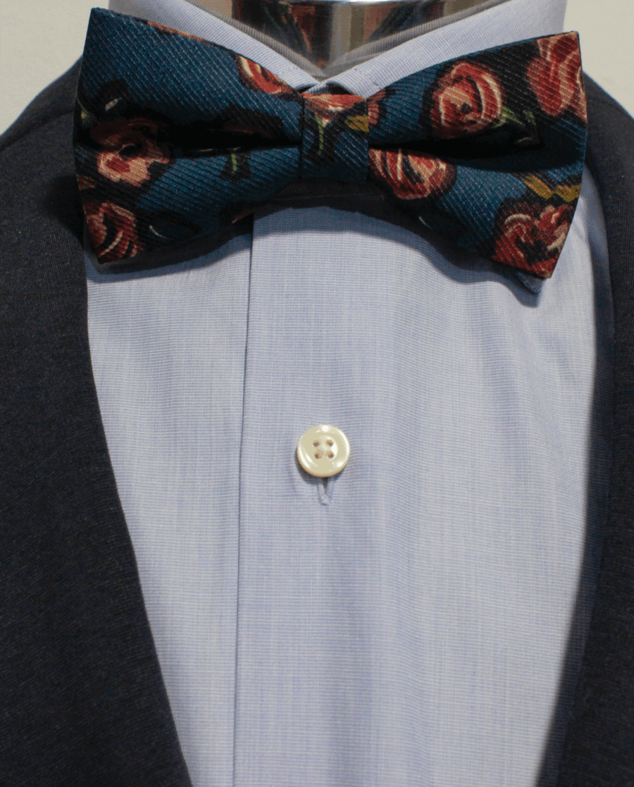 Pajarita azul marino con estampado de rosas