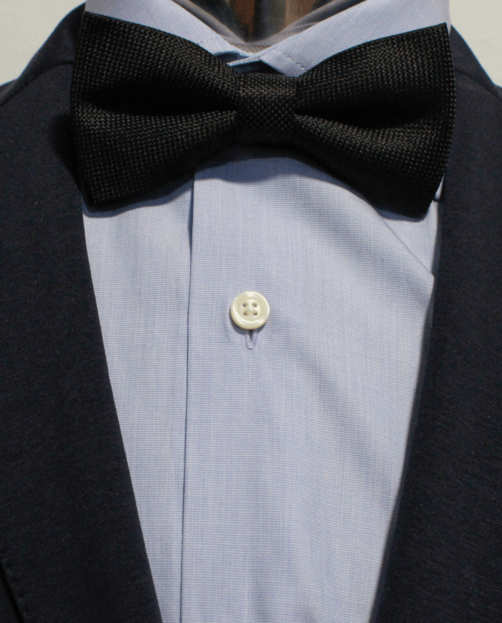 Pajarita de seda negra con microdiseño