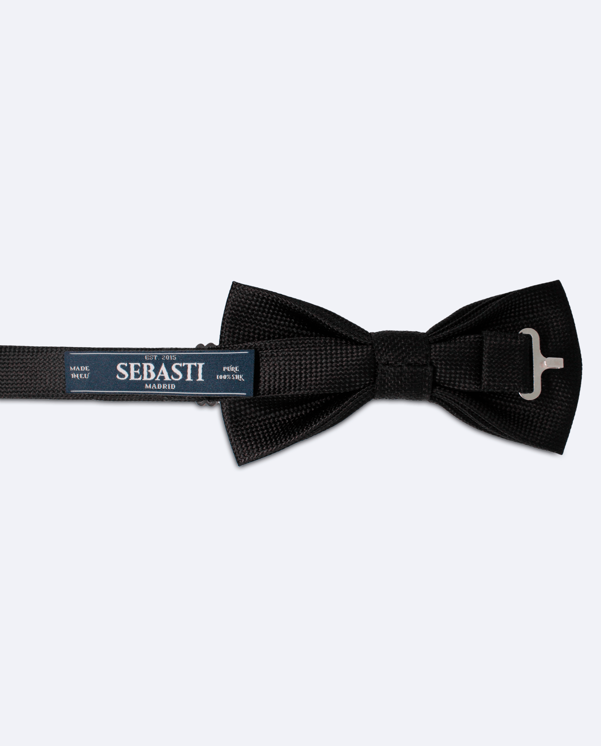 Pajarita de seda negra con microdiseño, vista trasera con etiqueta Sebasti