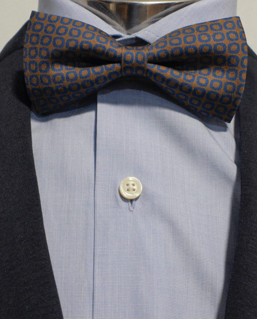 Pajarita marrón con diseño ovalado azul cobalto