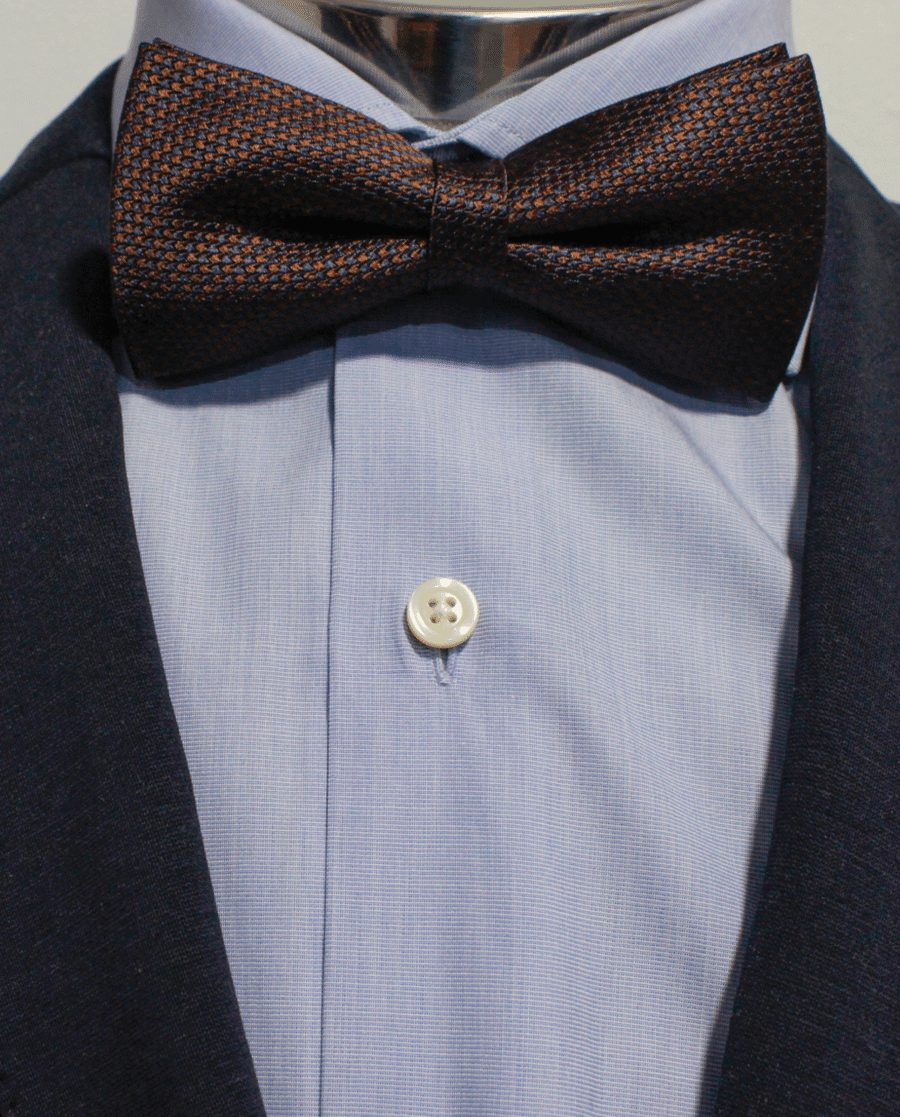 Pajarita marrón y azul marino con microdiseño