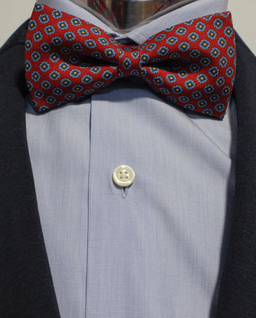 Pajarita roja con diseño floral azul