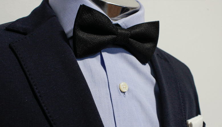 Banner de categoría para pajaritas de Sebasti, vista con maniquí elegante