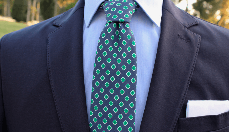 Corbata de seda azul para hombre en un maniquí elegante