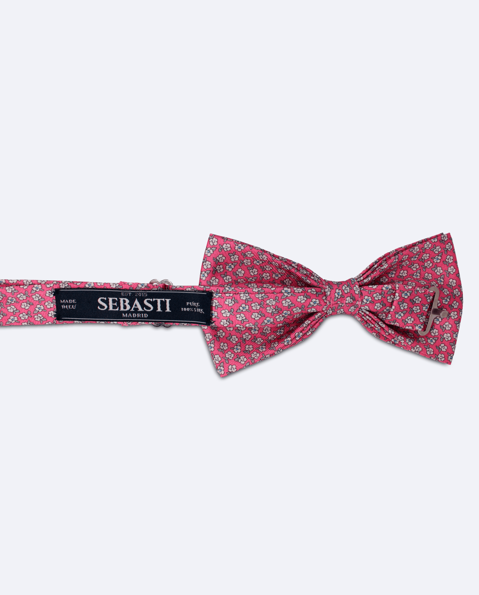 Pajarita rosa con estampado de flores, vista trasera con etiqueta Sebasti