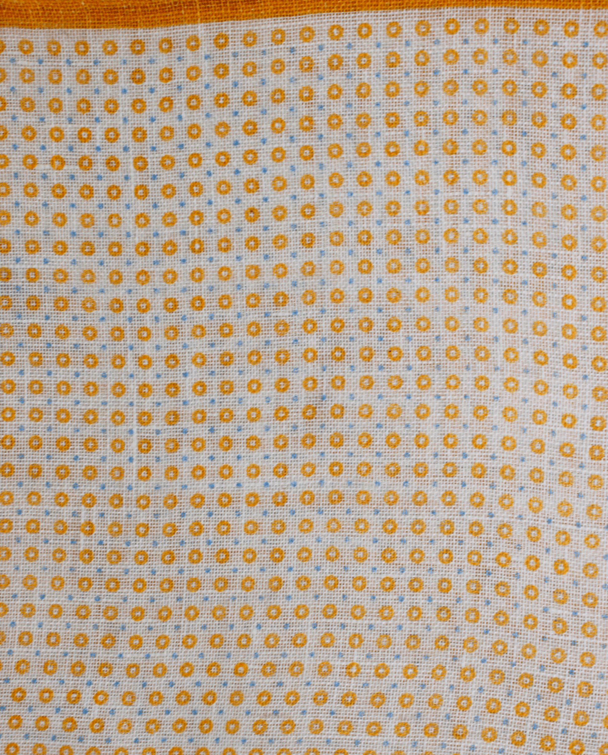 Pañuelo de bolsillo amarillo con círculos mostaza, detalle de cerca del tejido y el estampado