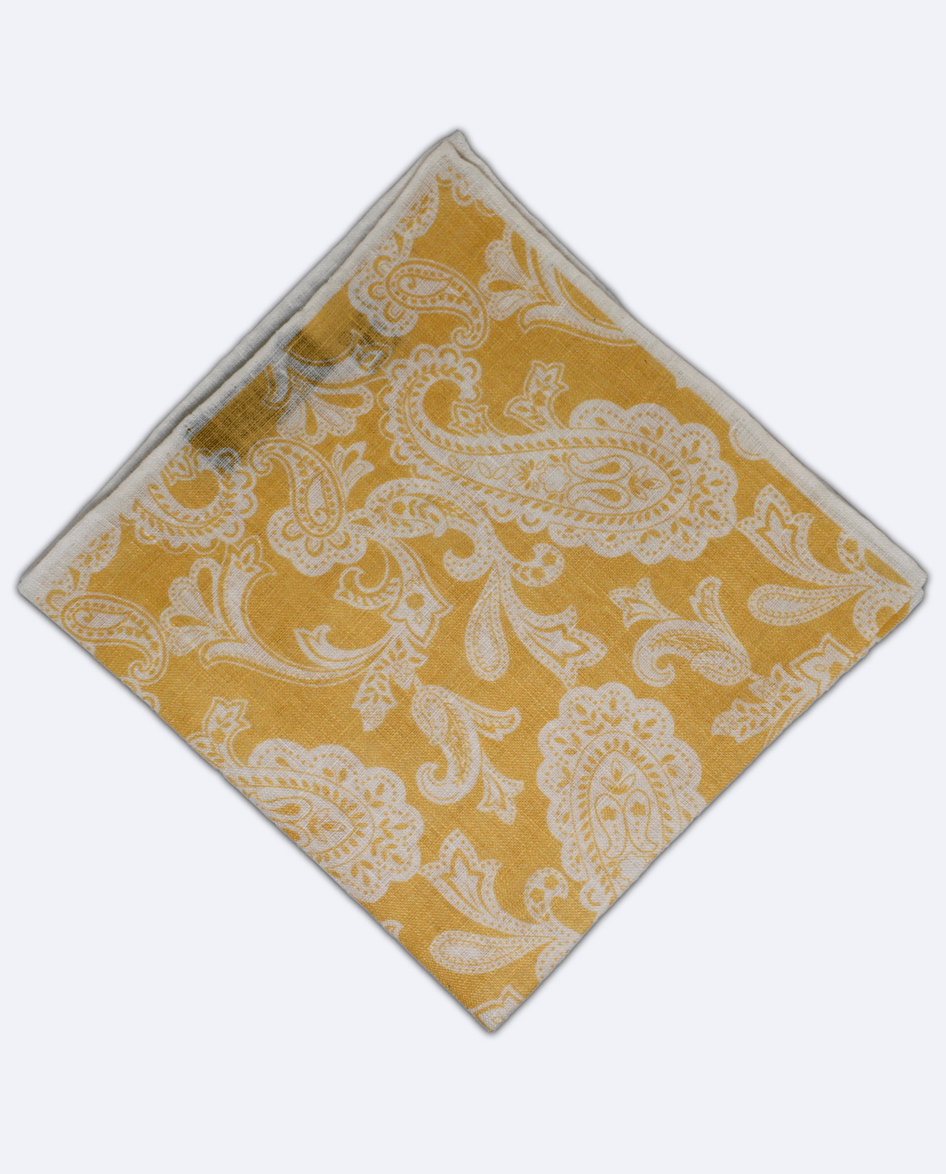 Pañuelo de bolsillo amarillo mostaza con cachemir blanco, vista superior, detalle del estampado completo
