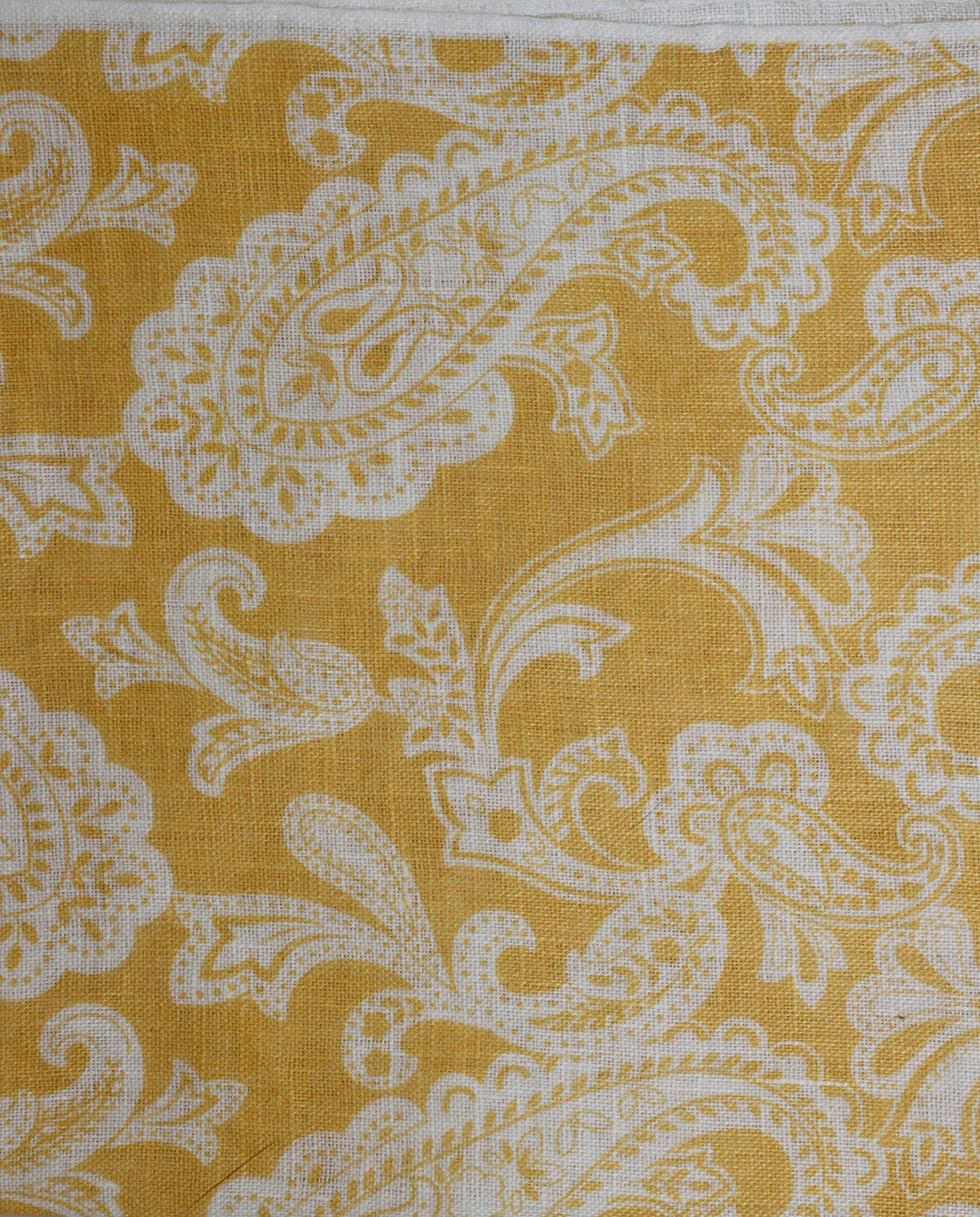 Pañuelo de bolsillo amarillo mostaza con cachemir blanco, detalle de cerca del tejido y el estampado