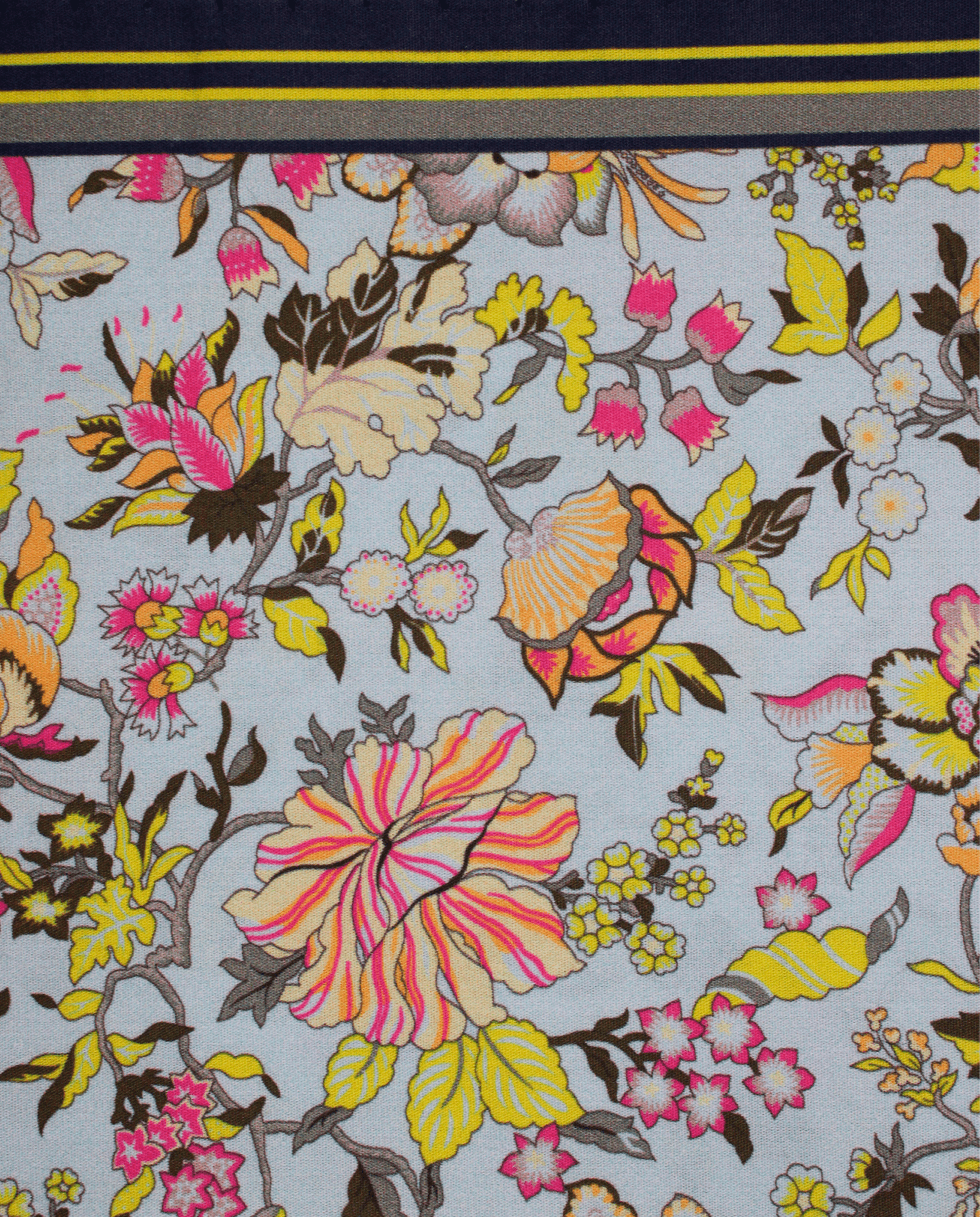Pañuelo de bolsillo azul claro con flores multicolor, detalle de cerca del tejido y el estampado