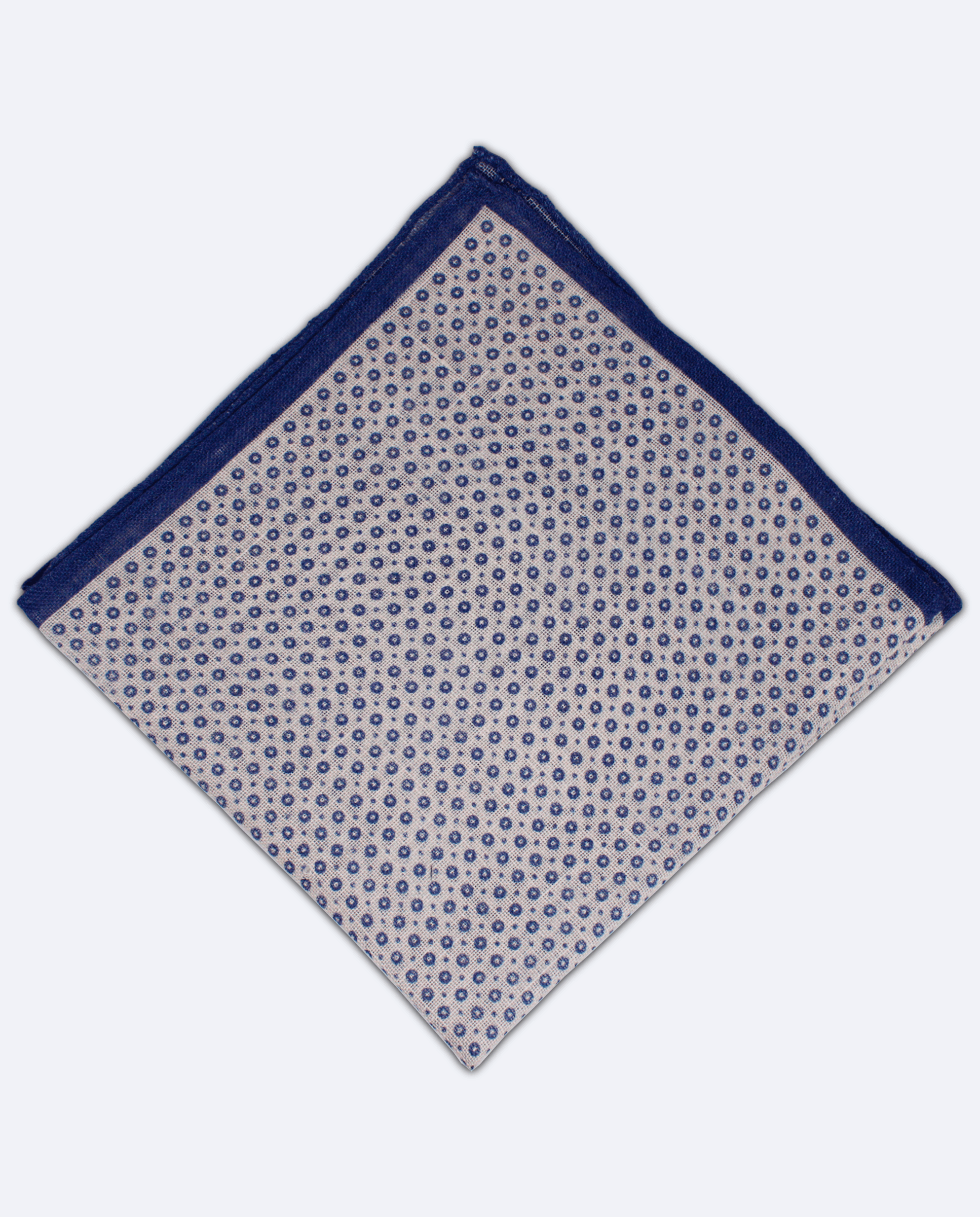Pañuelo de bolsillo azul marino con círculos azules, vista superior, detalle del estampado completo