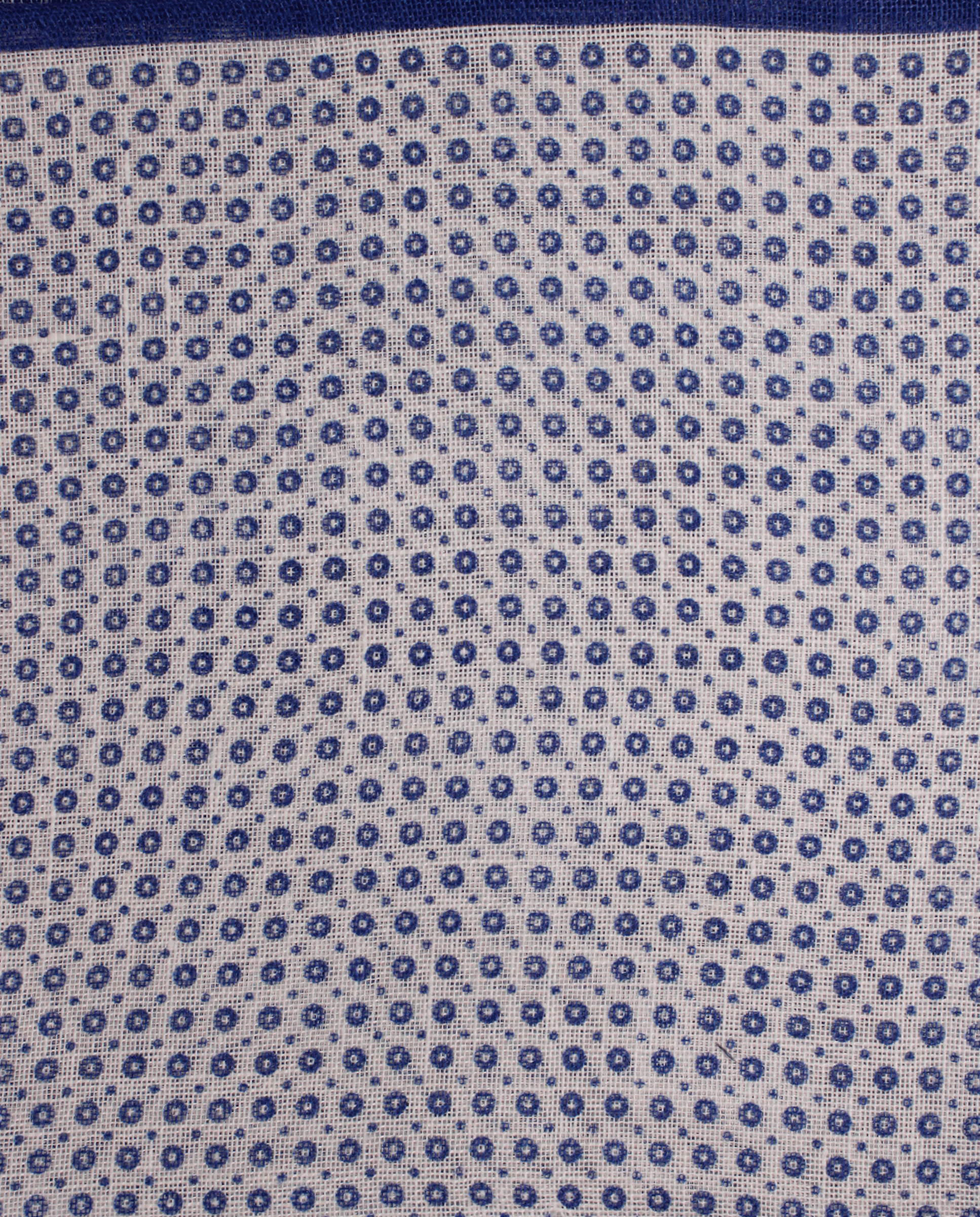 Pañuelo de bolsillo azul marino con círculos azules, detalle de cerca del tejido y el estampado