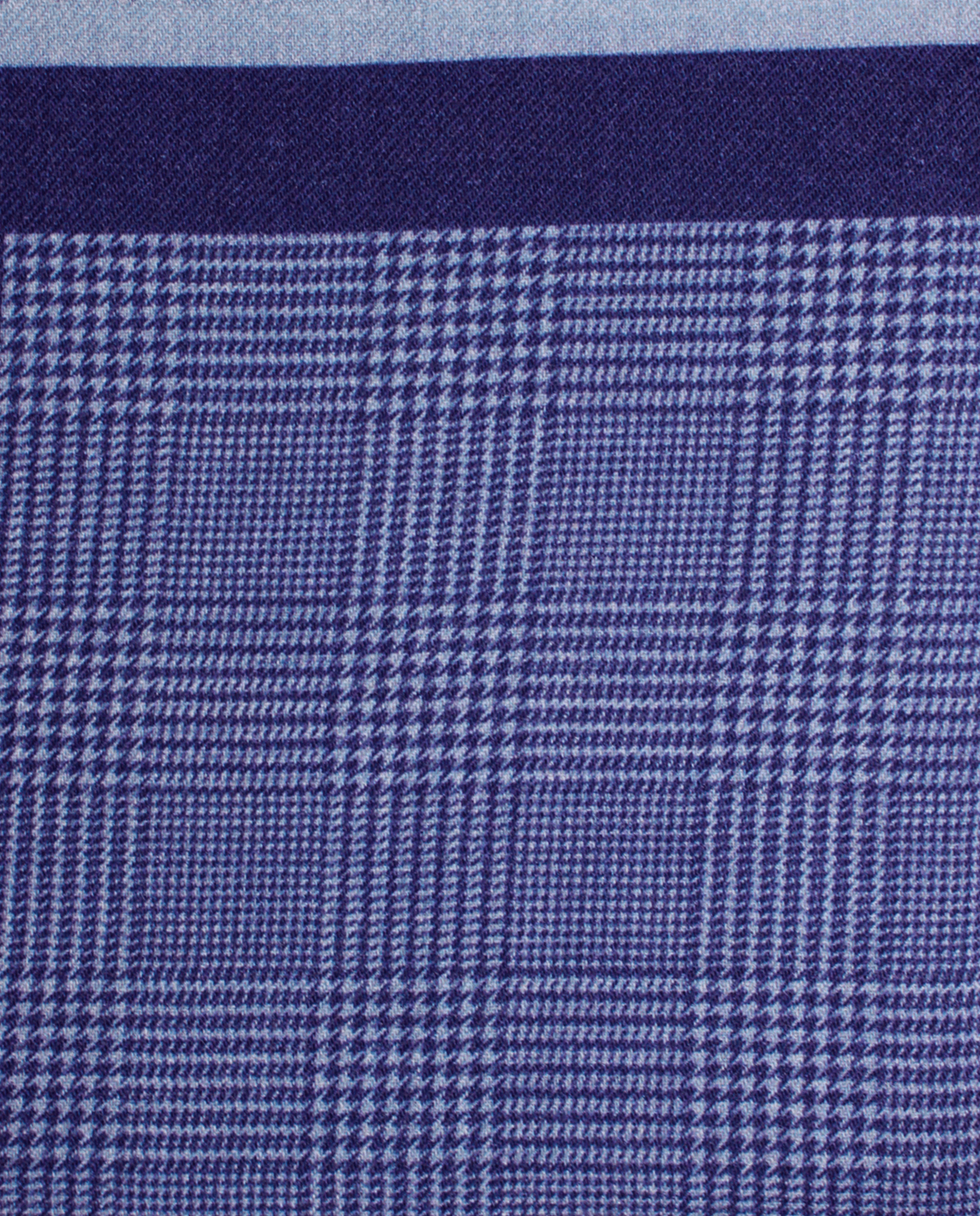 Pañuelo de bolsillo azul marino con cuadros azules, detalle de cerca del tejido y el estampado