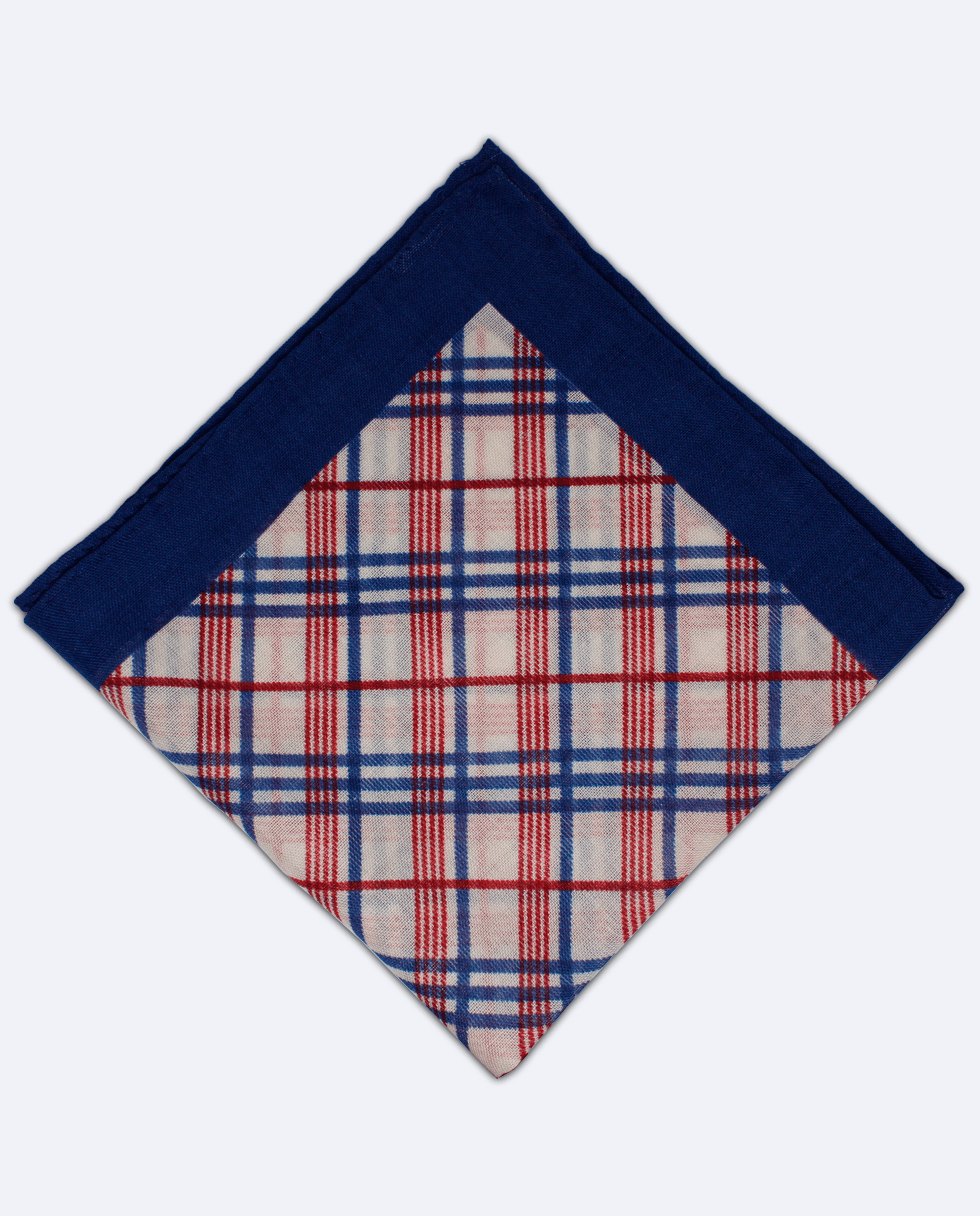 Pañuelo de bolsillo azul marino con cuadros rojos, vista superior, detalle del estampado completo