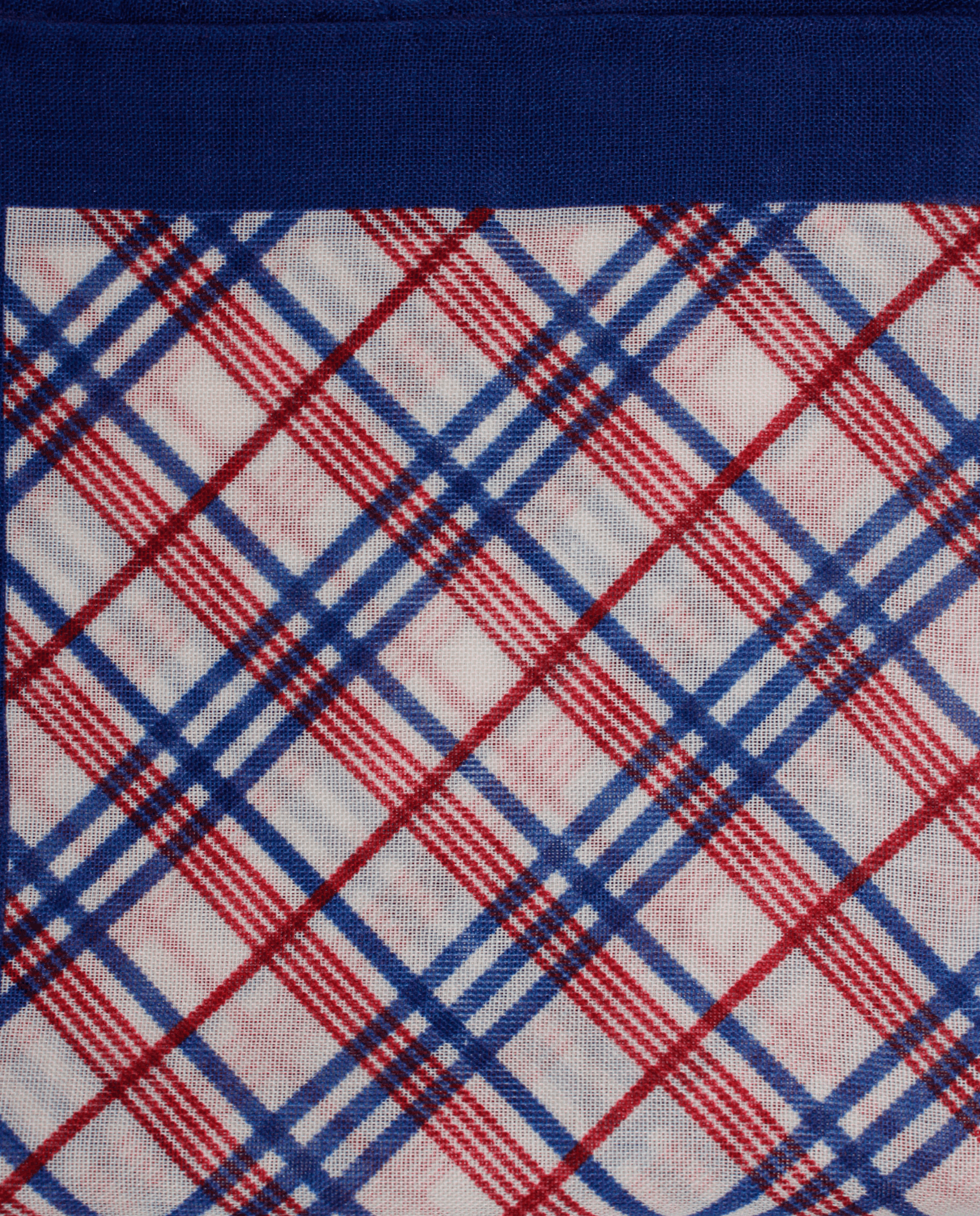 Pañuelo de bolsillo azul marino con cuadros rojos, detalle de cerca del tejido y el estampado