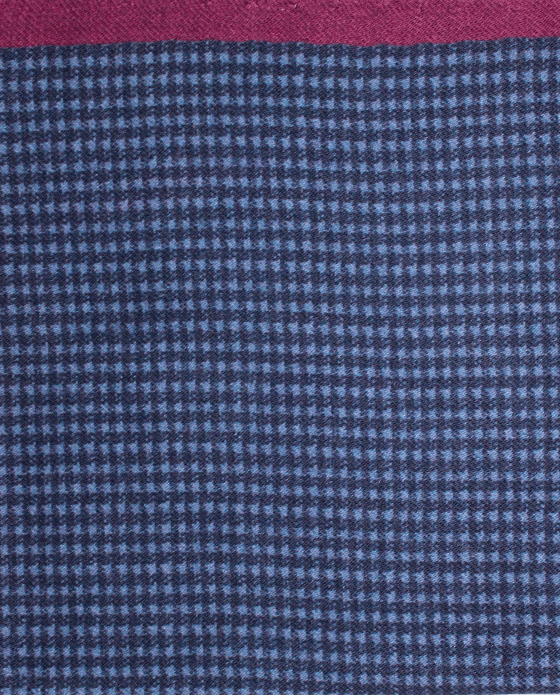 Pañuelo de bolsillo azul marino con cuadros y borde morado, detalle de cerca del tejido y el estampado