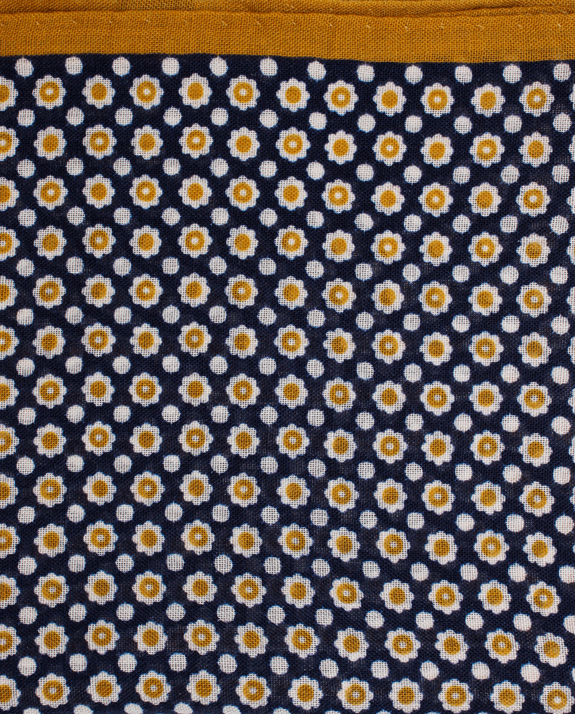 Pañuelo de bolsillo azul marino con flores doradas, detalle de cerca del tejido y el estampado